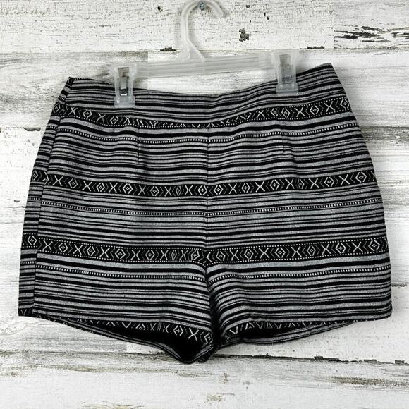 Forever 21 Women’s M Love 21 Black White Boho Back Zip Flat Front Shorts - Picture 1 of 5